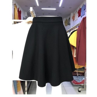 Chân váy xòe dài đến đầu gối màu đen