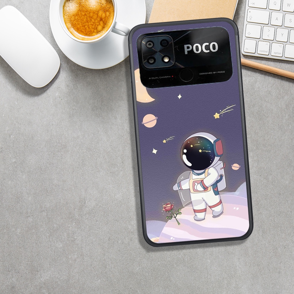 ỐP LƯNG XIAOMI POCO C40 , IN HÌNH.PHI HÀNH GIA CHIBI CỰC ĐẸP.