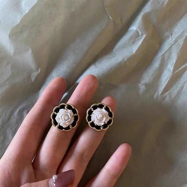 Khuyên Tai Hoa Trà Thời Trang Retro