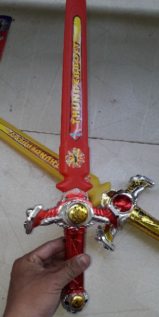 Một cái mô hình bằng nhựa thanh_kiếm dài 46cm có nhạc và đèn led rất đẹp tặng kèm pin