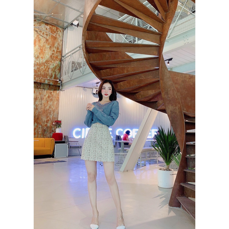 Set áo len + váy kaki. KÈm hình chụp thật . Size dưới 54kg vừa . Đơn giản mà đẹp nha mấy chế. Mua nhanh kẻo hết
