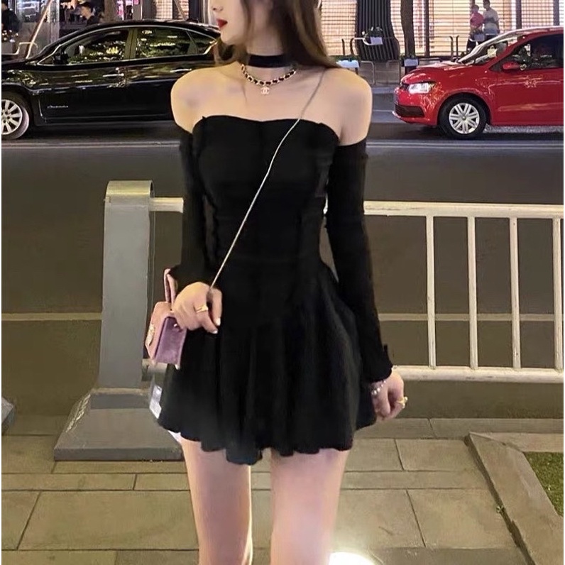 Set Váy Đen Ôm Xoè Dưới Phong Cách Quyến Rũ Tôn Dáng Kèm Ống Tay Và Choker