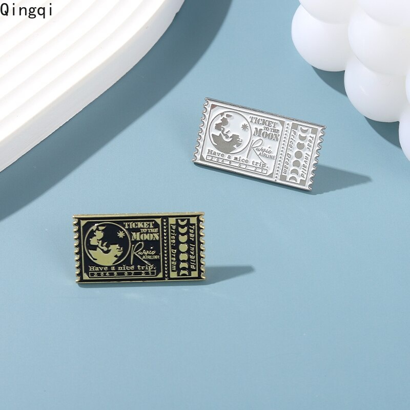 Huy hiệu cài áo Miss Zoe hình vé máy bay tráng men trắng đen vui nhộn dùng làm quà tặng