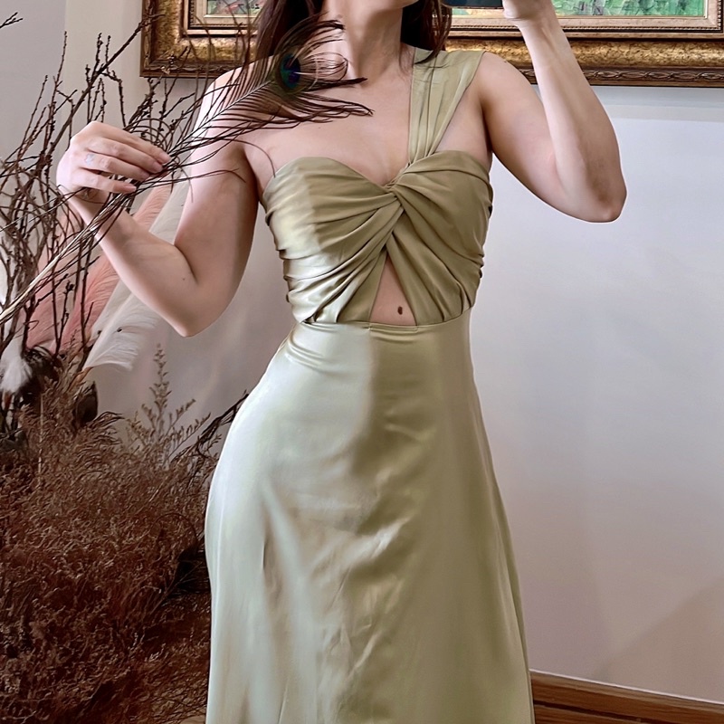 Đầm maxi cut out xoắn ngực một vai sang trọng