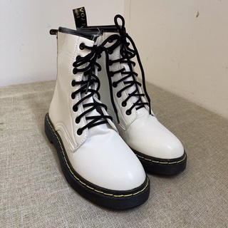 Boot trắng buộc dây