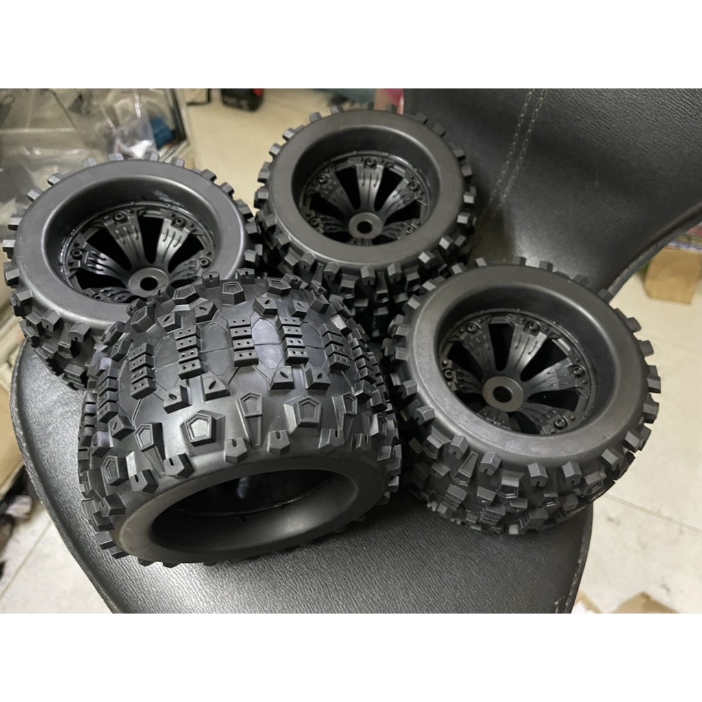 Bánh xe điều khiển monster truck louis 1/8 size khổng lồ