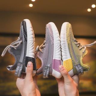 Giày thể thao sneaker cho mẹ và