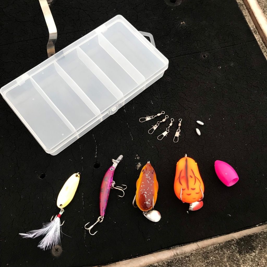 Mồi câu lure, bộ hôp mồi lure, gồm 4 mồi lure giả, 1 hạt gạo hỗ trợ lém xa,1 hộp đựng mồi và khóa link, chì câu cá