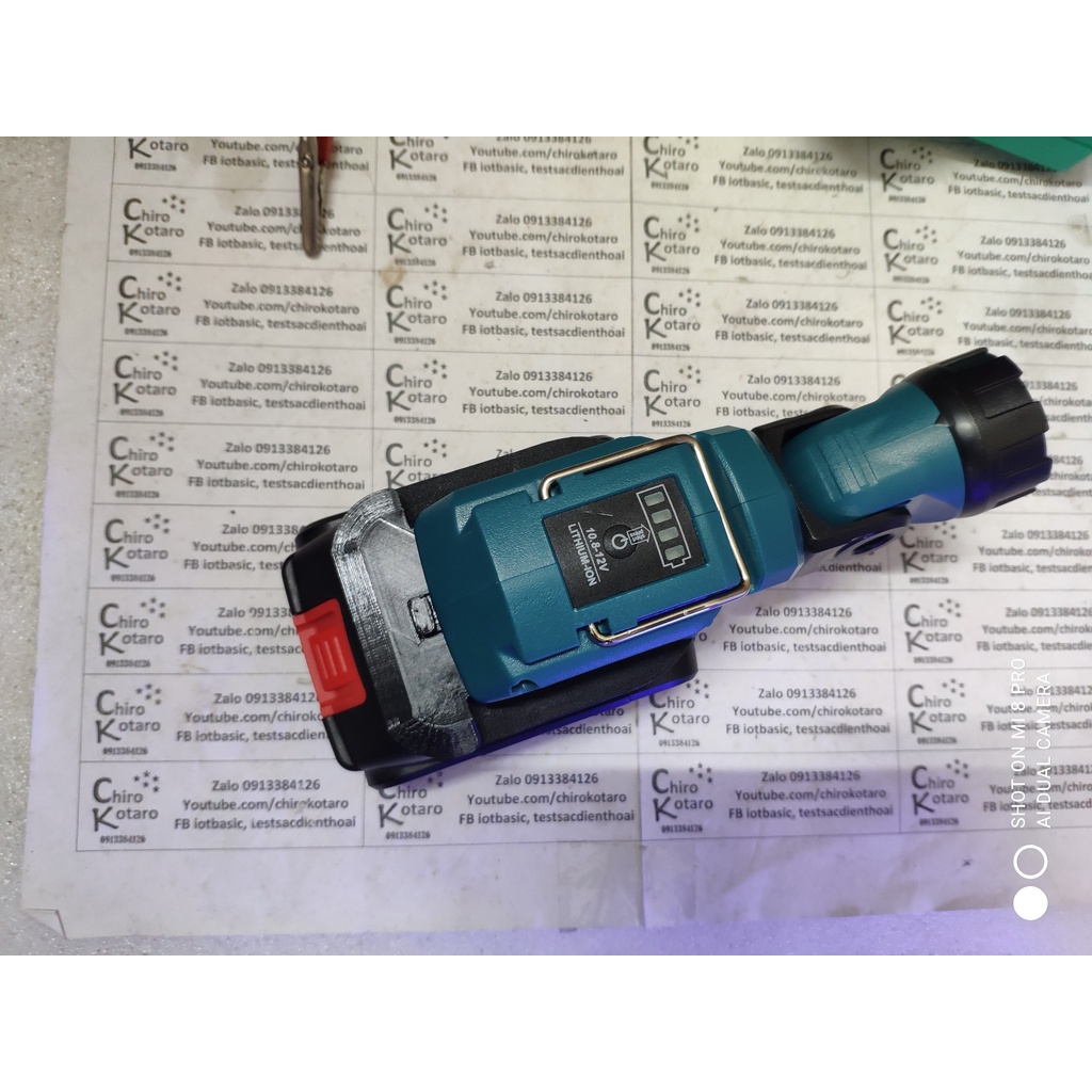 Đế chuyển pin đèn chiếu sáng cầm tay dùng pin Makita CXT 12V sang dùng hộp pin cài Makita LXT