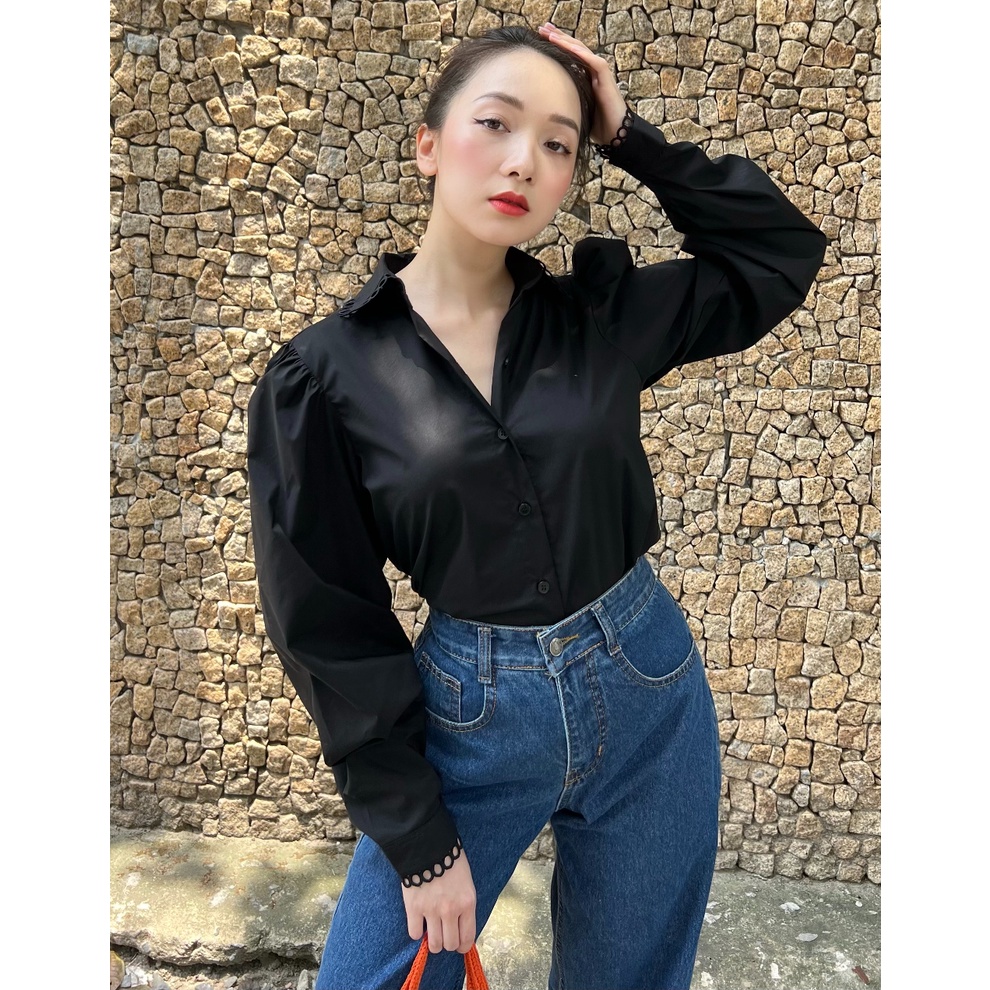 KIOBI - Áo sơ mi cơ bản Lorie form suông rộng, tay phồng dài, viền ren cổ và tay áo, vải kate silk đen - KIA224146D