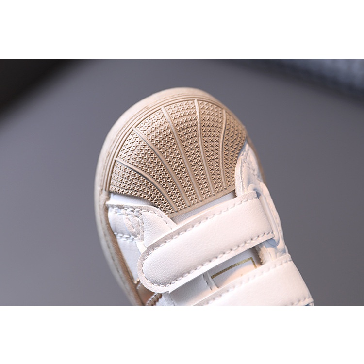 Giày trẻ em màu trắng mũi sò khóa dán lên chân xinh cực hàng quảng châu cho bé từ 2 tuổi.