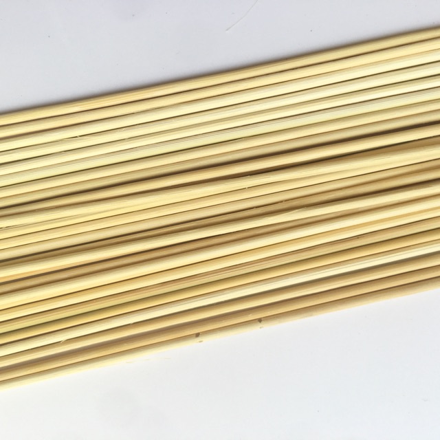 Que xiên thịt nướng xúc xích bằng tre