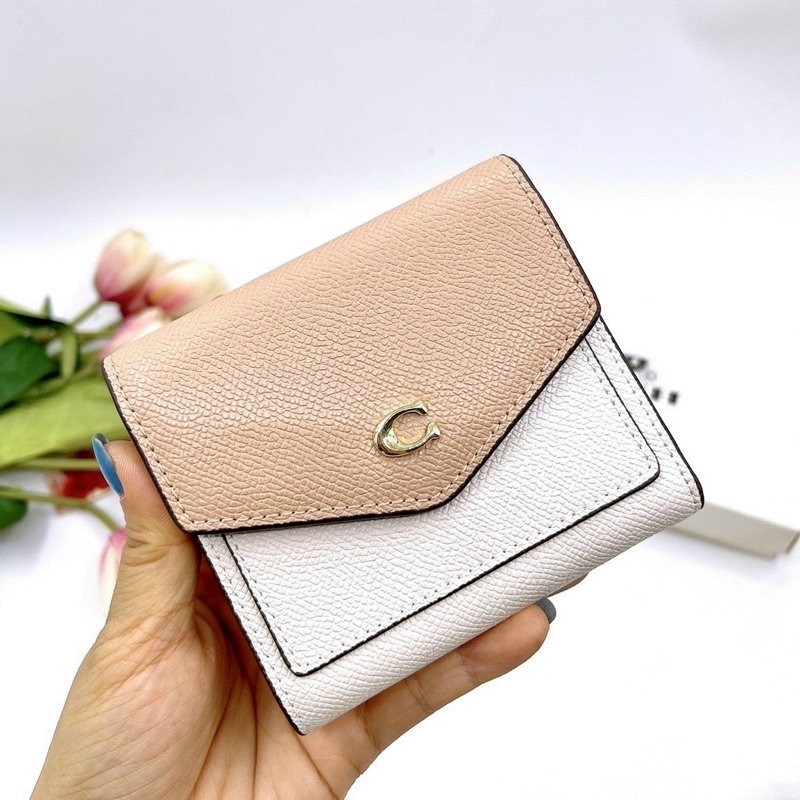 Ví Coach nhỏ nắp bì thư hoạ tiết mới