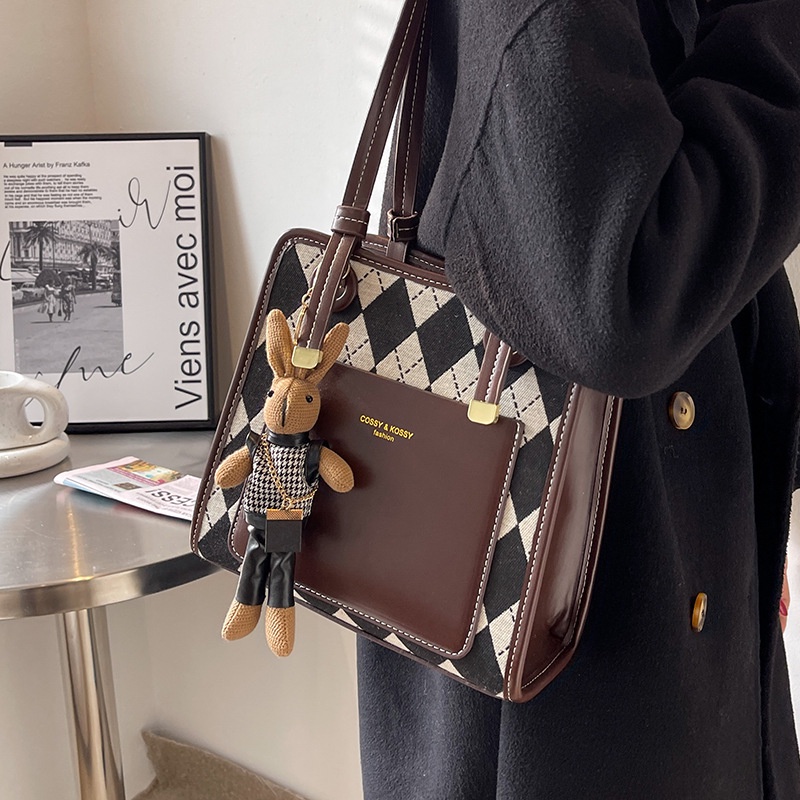 Túi đeo vai IELGY dễ phối đồ thời trang cho phái nữ