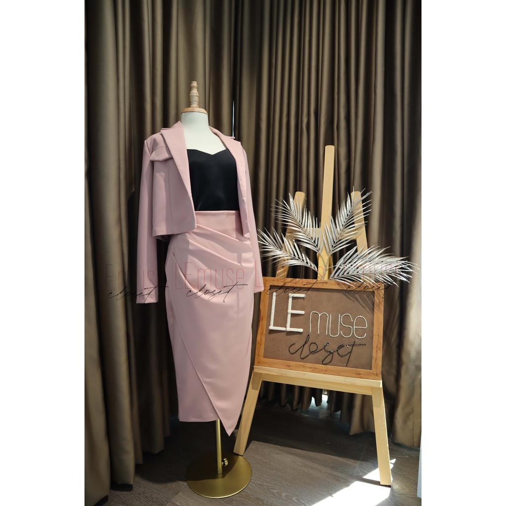 Set vest nữ hồng sương mù gồm vest lửng phối chân váy dài vạt chéo | BigBuy360 - bigbuy360.vn