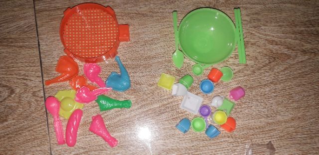 Một bộ đồ khoảng trên 20 món ca ly mini bằng nhựa