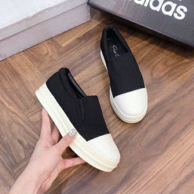 Giày slip on nữ R.O nâng đế 2021, giày thể thao nữ lười chất vải canvas đen mũi tròn phối trắng full box