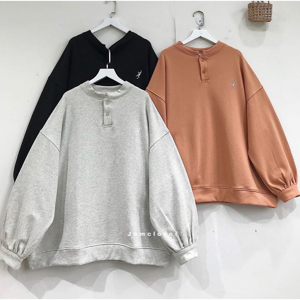 Áo Sweater Nữ JEMCLOSET Chất Nỉ Chân Cua Dài Tay Áo Sweater Form Rộng Có Cúc Cài Và In Hình Sau Lưng Monkey Form 1003