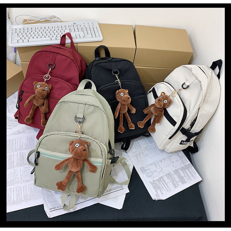 Balo học sinh móc treo ở giữa