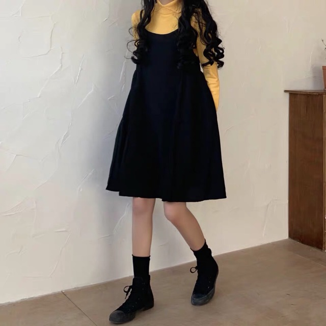 Set váy yếm + áo len cổ xẻ.