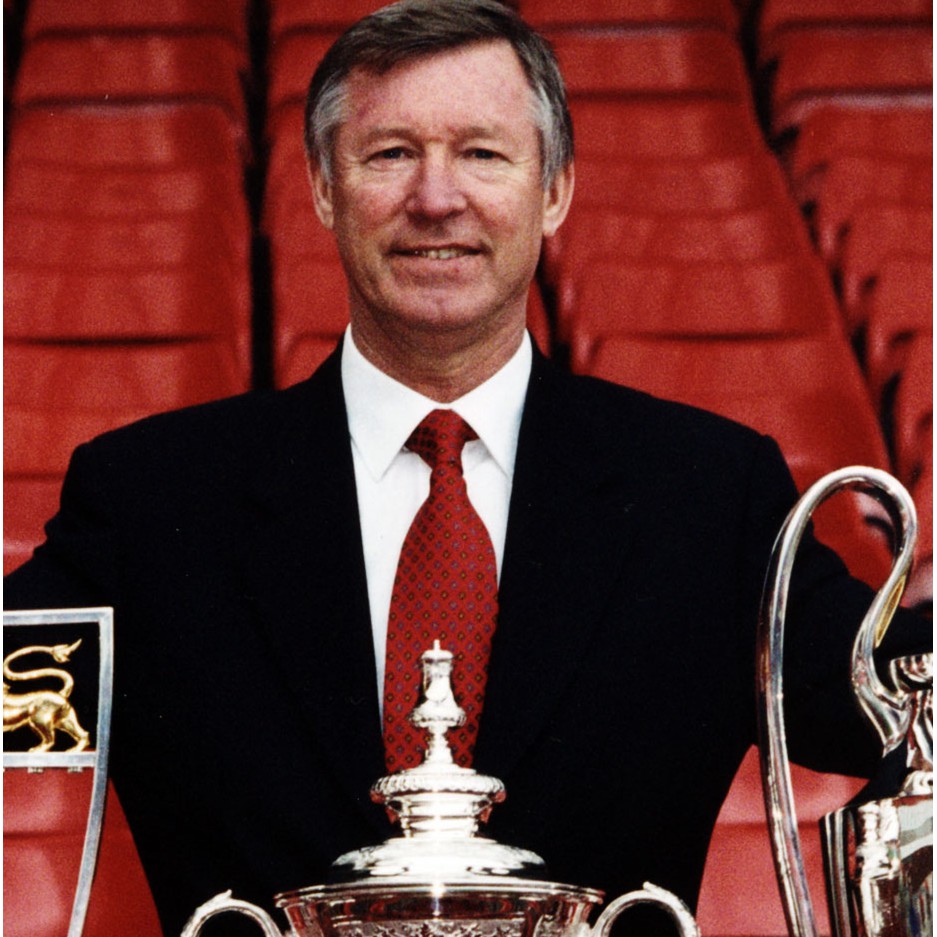 Tranh Vải Lụa Treo Tường Hình Cầu Thủ Bóng Đá Manchester A3 (30X43Cm) Alex Ferguson 1999 "United