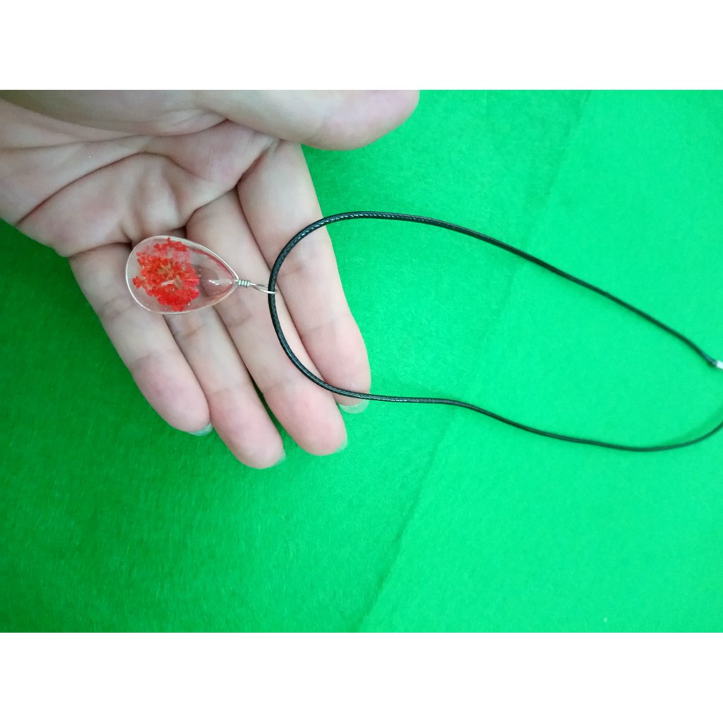 Dây chuyền vòng cổ da mặt trong suốt ép hoa khô, mẫu đẹp y hình lun vì hình shop tự chụp nha các bạn. Giá chỉ 27k bao gồ