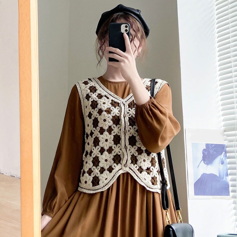 Áo Croptop Dệt Kim Sát Nách Cổ Chữ V Thêu Hoa Phối Nút Thời Trang Cho Nữ