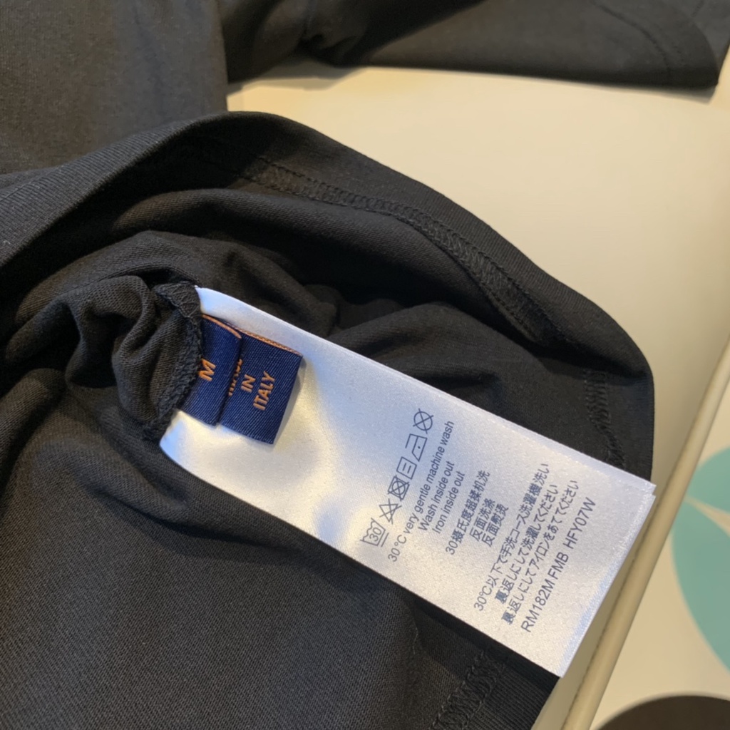 ⚡️ - Áo Tee Luon Vuitton EMBROIDERED MOCKNECK TEE Chữ Thêu Cao Cấp, Áo Thun LV cổ bo