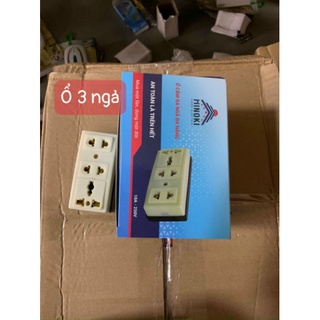 Ổ cắm ba cửa đế đen