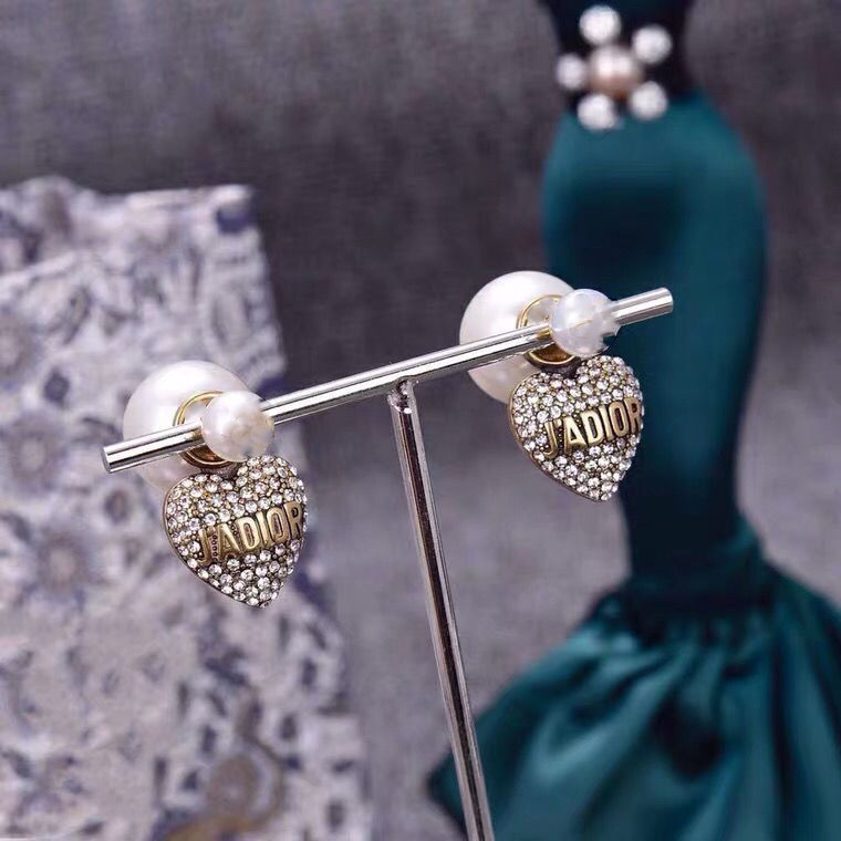 Bông tai nữ thương hiệu D ngọc trai nhân tạo gắn trái tim mặt chữ TB502