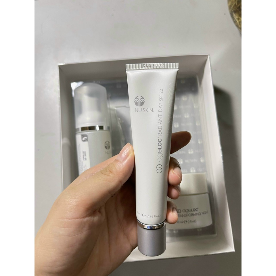 Kem dưỡng da ban ngày ageLOC Radiant Day SPF 22 và Kem đêm Transforming Night