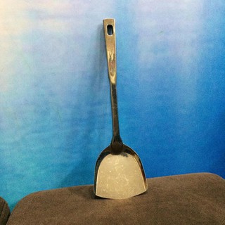 Xẻng xào thức ăn.