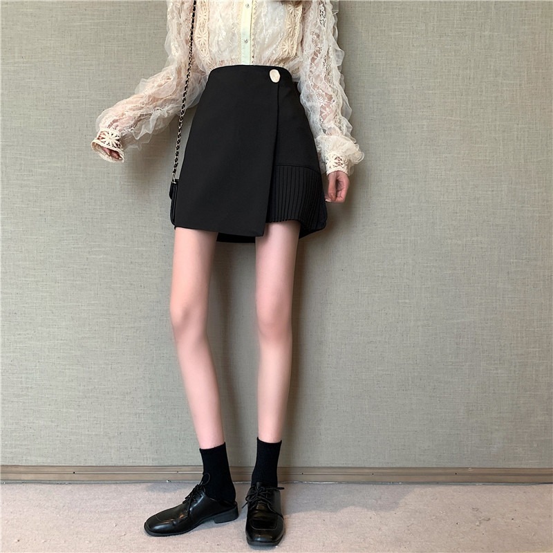 Chân váy công sở ngắn xếp ly 2021, Quần giả váy nữ phối cúc vạt lệch chéo cách điệu khóa kéo sau màu đen trắng. | BigBuy360 - bigbuy360.vn