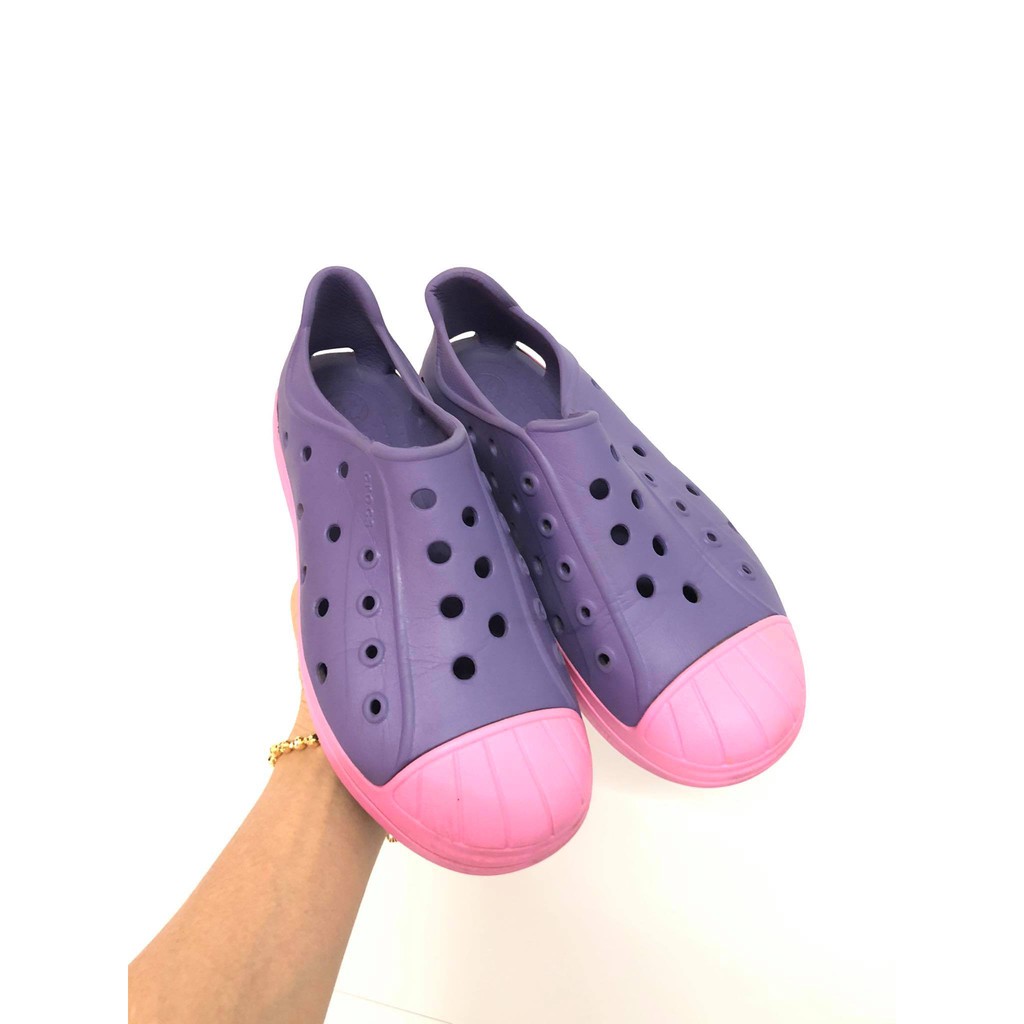 Thanh lý đôi giày lười hiệu Crocs cho bé
