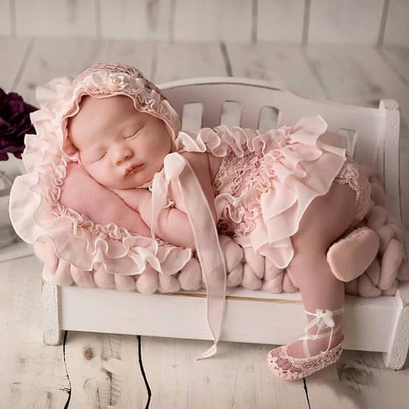 Set 5 món gồm đầm ren + nón + giày + quần short + gối dùng làm phụ kiện chụp ảnh cho bé sơ sinh