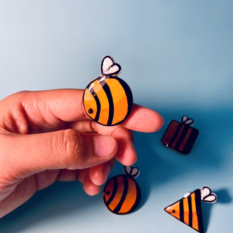 [HOT TREND] Phụ kiện trang trí pin cài áo chị ong nâu dễ thương bắng đất sét polymer clay