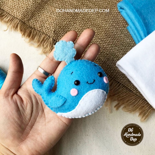 Móc khóa vải nỉ handmade cá voi xanh