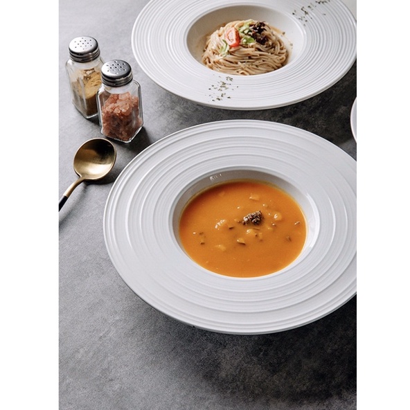 Đĩa mỳ ý trắng vân sóng phong cách nhà hàng phương tây