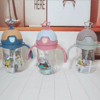 Bình nước cho bé có ở hút và dây đeo