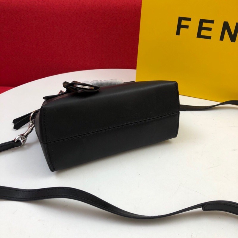 Túi xách thời trang nữ da thật cao cấp FENDI thiết kế dây kéo, bên trong có lớp lót rộng, trang bị cầm tay và dây đeo.