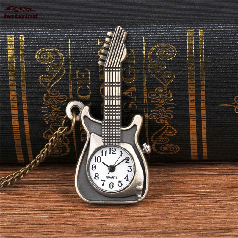 Đồng hồ quả quýt chạm khắc hình cây đàn guitar