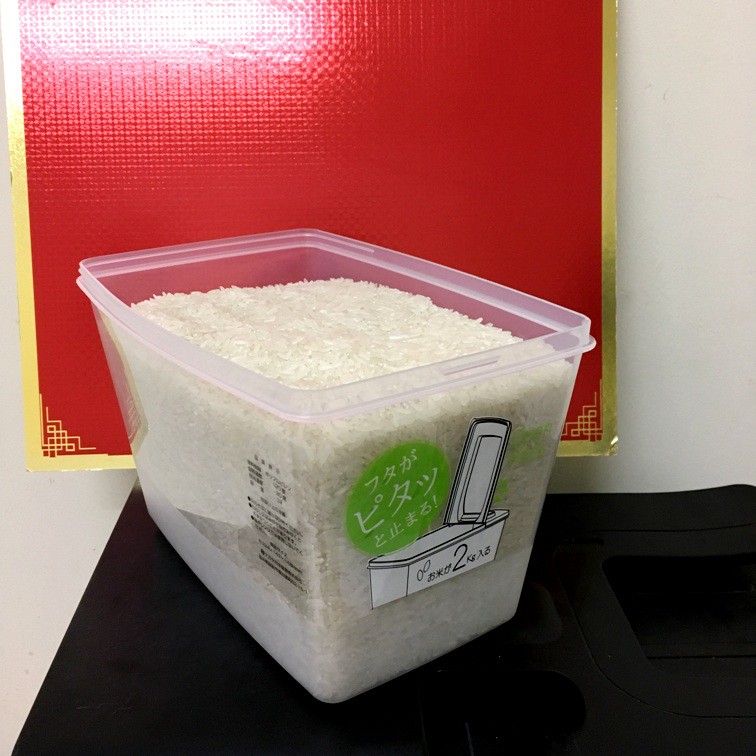 hộp nhựa 3 lít (đựng 2kg gạo) Nhật sx, đựng thực phẩm, nắp mở đứng vuông góc tiện lợi. 22,4×14,7cm cao 14,8cm. H616