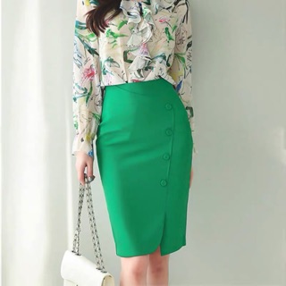 Chân váy bút chì sẻ trước cong đính cúc dài 55cm