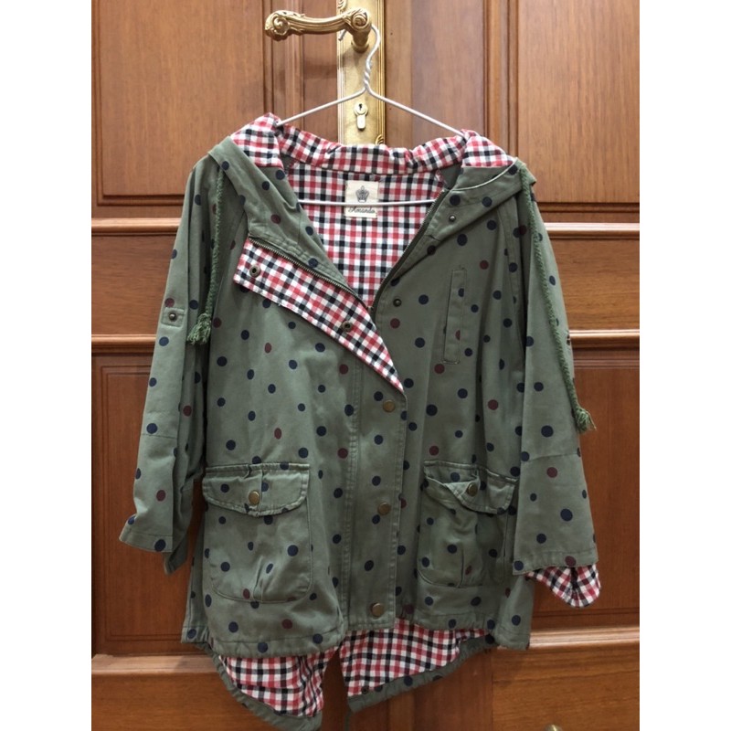 Áo khoác cánh dơi xanh rêu chấm bi phối kẻ gingham độc đáo