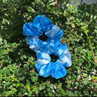 Scrunchies loang xanh dương tie dye