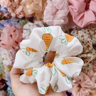 Cột tóc scrunchies cà rốt