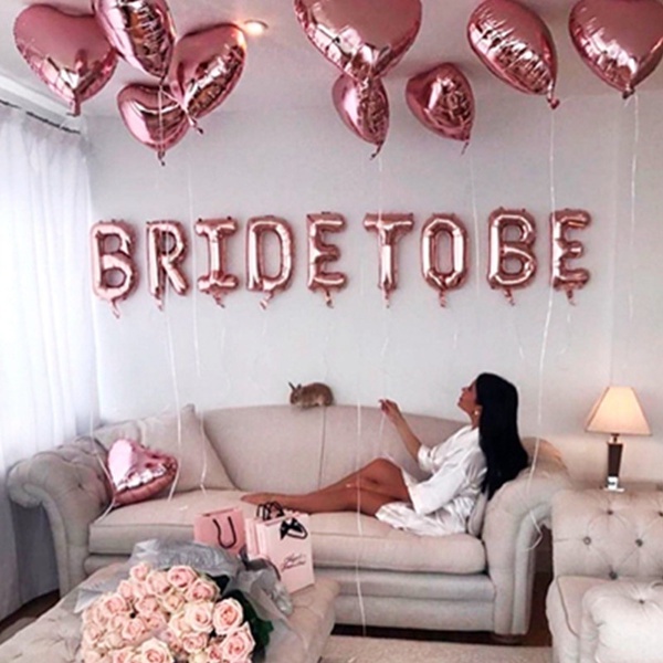 Bóng chữ BRIDE TO BE trang trí tiệc độc thân dành cho cô gái trở thành nàng dâu