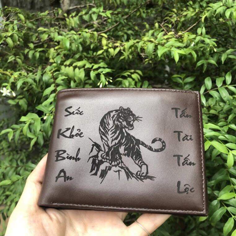 Ví da bò khắc tên theo yêu cầu