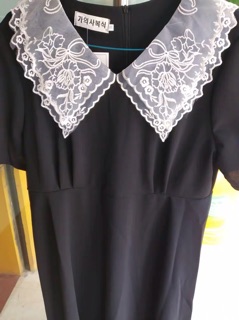 Váy đen cổ ren trắng
