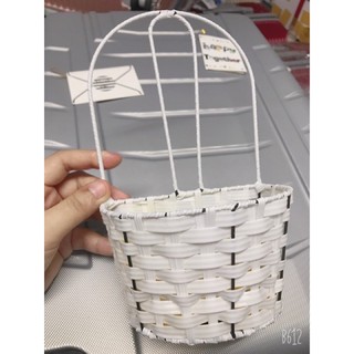 Giỏ mây cắm hoa treo tường